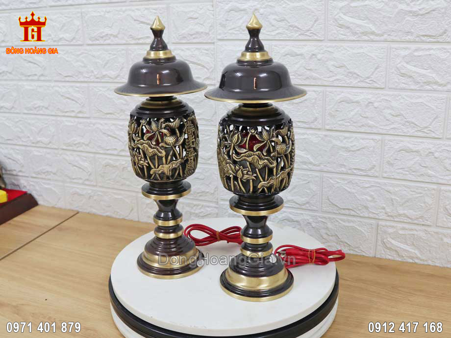 Đôi đèn thờ được chế tác với sự tỉ mỉ và tinh xảo trong từng đường nét, hoa văn